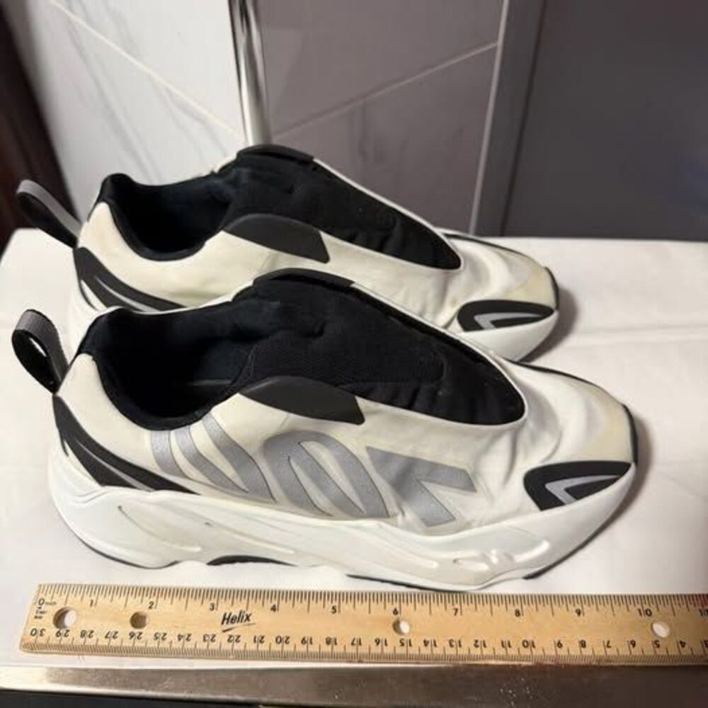 adidas YZY 700 MNVN White and Black - SIZE 6